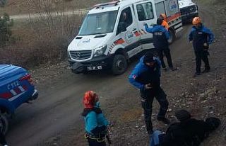 Doğa yürüyüşünde iki kayanın arasına sıkıştı