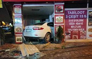 Dükkana giren otomobil ortalığı savaş alanına...