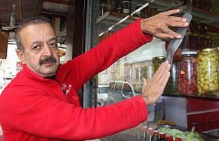 Dünya gündemine oturan duvardaki muz yerine camda...