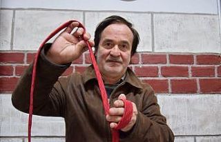 En hızlı kravat bağlama rekoru için uğraşıyor