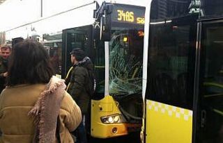 Fikirtepe metrobüs durağında iki metrobüs birbirine...