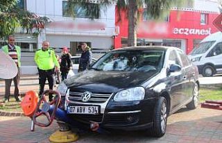 Fren yerine gaza basınca parktan içeri girdi, spor...