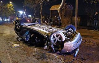 Freni boşalan kamyon otomobili ezdi: 2 yaralı