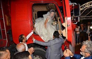 Gelin ve damada kamyon sürprizi