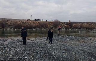 Haber alınamayan balıkçının nehir kenarında...