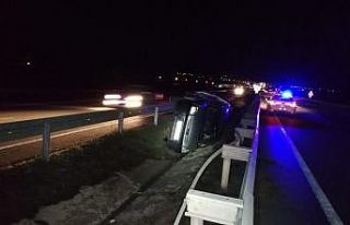 Hafif ticari araç devrildi: 5 yaralı