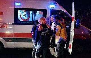 Hafif ticari araçla otomobil kafa kafaya çarpıştı:...