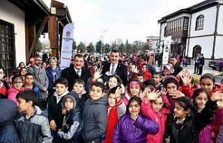 Hayırsever iş adamından 3 bin öğrenciye giyecek...