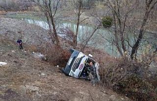 Hentbol takımını taşıyan minibüs kaza yaptı:...