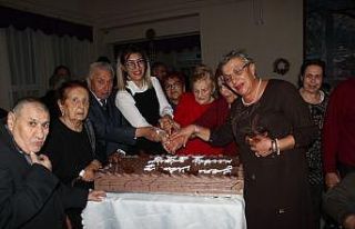 Huzurevinde yılbaşı programı düzenlendi