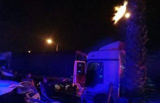 İki tır çarpıştı, devrilen direk otomobilin...