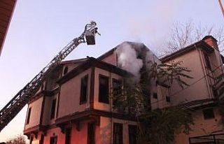 İzmit’te tarihi ahşap binada çıkan yangın büyük...