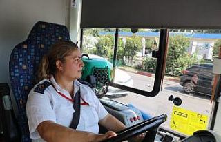 Kadın otobüs şoförü kedileri için görevinden...