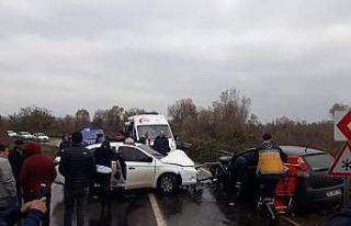 Kafa kafaya iki araç çarpıştı: 5 yaralı