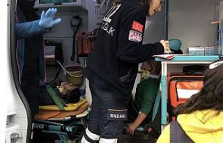 Kağıt toplayan iki kardeşe araç çarptı