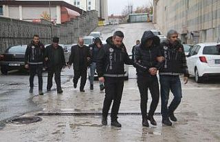 Kamyonet kabininde 18 kilo 600 gram esrar ele geçirildi