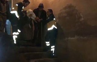 Kar nedeniyle mahsur kalan yaşlı kadın, paletli...