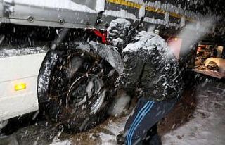 Kar yağışı ve tipi Kop Dağı Geçidi’nde ulaşımın...