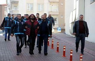 Kardeşi ve amcasını yaralayan şahsı av tüfeğiyle...