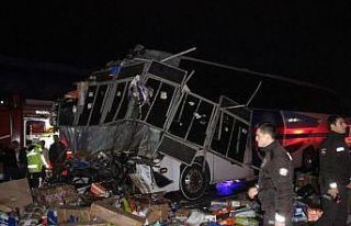 Kargo kamyonu ile otobüs çarpıştı; 2 ölü 26...