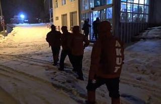 Kayıp 2 dağcıyı arayan ekipler sabahın ilk ışıklarında...