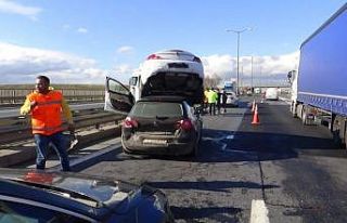 Kazaya karışan otomobil, diğerinin üzerine çıktı