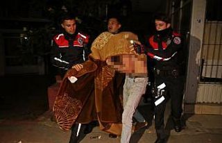 Kendini odaya kitleyip boğazını keseceği sırada...