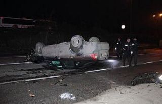 Kontrolden çıkan otomobil ağaca çarparak devrildi:...