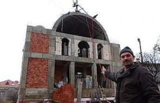 Köylü kadınlar ekmek yapıp satarak cami yaptırıyor