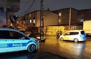 Küçükçekmece’de sokak ortasında silahlı kavga:...