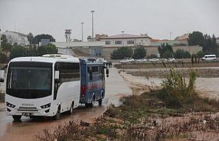 Mahkumlar nehre dönen cezaevi yolunda kaldı