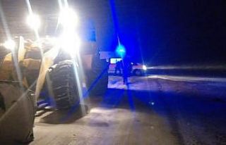 Mahsur kalan ambulansın imdadına iş makinesi yetişti