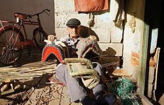 Mesleğini, minyatür semer yaparak yaşatıyor