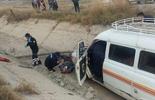 Minibüsün kanala düştüğü kazada ağır yaralanan...