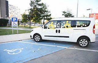 Miniklerden engelli yerine park eden araca ilginç...