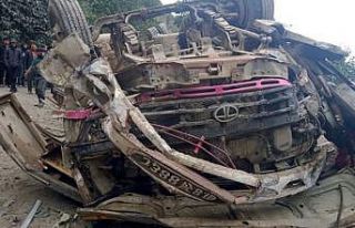Nepal’de otobüs şarampole yuvarlandı: 14 ölü,...