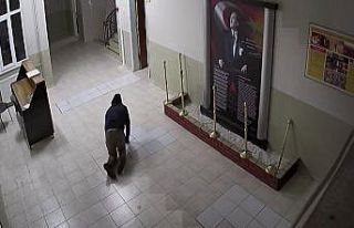 Okula giren hırsız, dışarıdan görünmemek için...