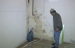 Önce kombiyi söktüler sonra bekçiye bıçak çekip...