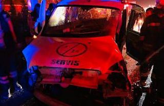 Otobüs ile hafif ticari araç çarpıştı: 2 ölü