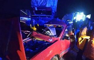 Otomobil ile kamyon çarpıştı: 2 ölü