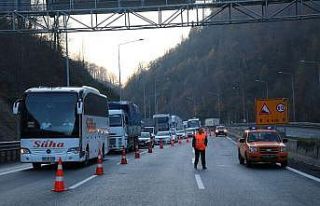 Otomobile çarpan tır TEM Otoyolu’nu kapattı:...