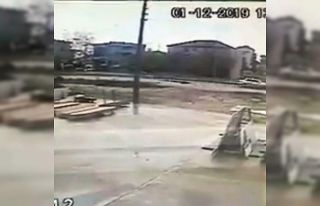 Otomobilin çarptığı kadın metrelerce sürüklenerek...