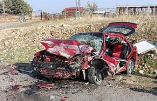 Otomobiller kafa kafaya çarpıştı: 1’i ağır...