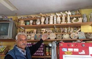 Çakıyla yaptığı heykelcikleri bakkalında sergiliyor