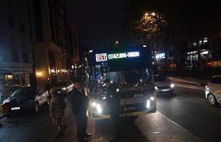 İETT otobüsü yolun karşısına geçmeye çalışan...