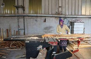 Kadınlar ekmeğini keresteden çıkarıyor