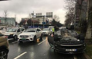 Sarıyer’de otomobil takla attı, cadde trafiğe...