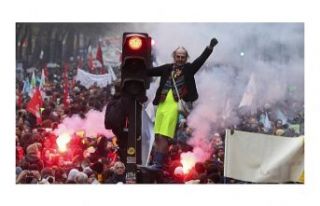 Paris’te binlerce kişi emeklilik reformu yasasını...