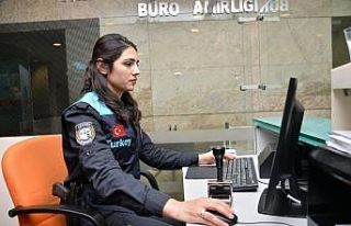 Pasaport polisinin kıyafeti değişti