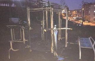 Şehir magandaları çocuk parkını yaktı